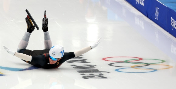 베이징동계올림픽을 끝으로 선수 생활을 마감하는 독일 스피드스케이팅의 전설 클라우디아 페히슈타인이 지난 19일 여자 매스스타트 경기를 마친 뒤 빙판에 미끄러지는 세리머니를 하고 있다. 베이징 연합뉴스