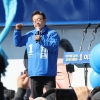 취재진 가리켜 “얘네들”…이재명 유세서 일부 청중 ‘발길질’