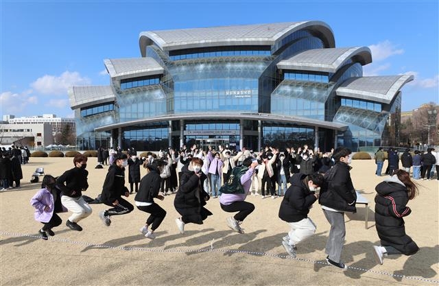 신입생 대면 환영… 활기 되찾은 대학캠퍼스 