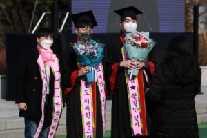 고집하던 새 학기 정상등교 철회… 학교장 재량 ‘2주간 원격수업’