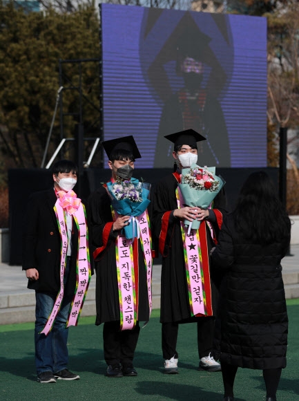 비대면 졸업식… ‘인간 화환’ 눈길 