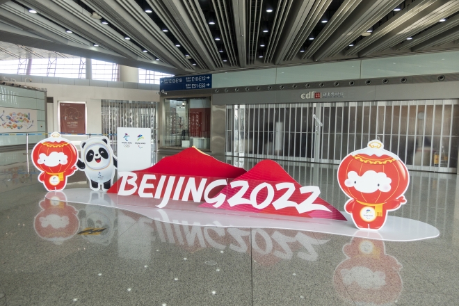 베이징 서우두공항에 베이징올림픽을 알리는 간판 뒤로 가게들이 문 닫은 모습. 베이징 류재민 기자