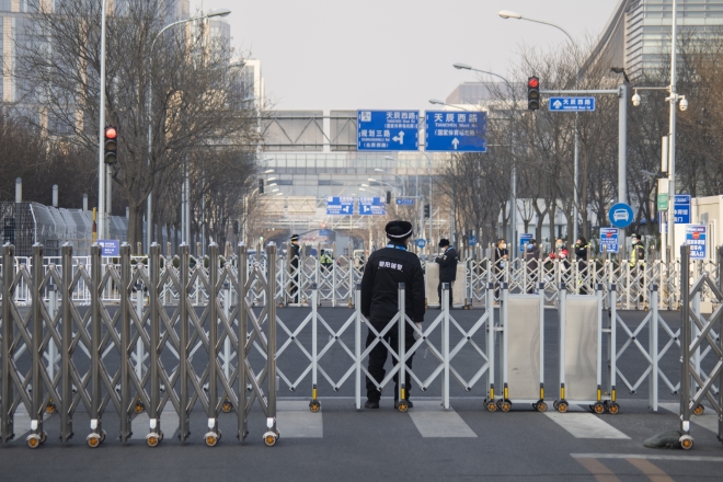 베이징 국립 아쿠아틱센터 입구를 지키는 공안. 베이징 류재민 기자