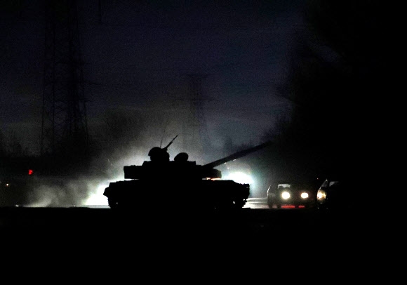 전운 고조 속 우크라 동부 진입하는 러시아군 탱크