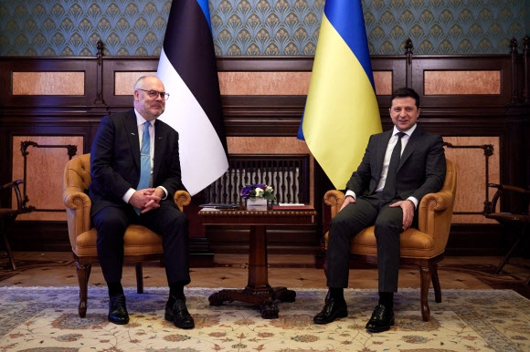 볼로디미르 젤렌스키(오른쪽) 우크라이나 대통령이 22일(현지시간) 키예프에서 알라르 카리스(왼쪽) 에스토니아 대통령과 회담하고 있다. 우크라이나 대통령실 제공 AFP 연합뉴스