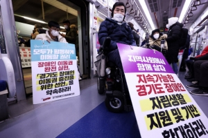 장애인 단체, 출근길 지하철 시위 21일 만에 종료…“대선 후보 응답하라”