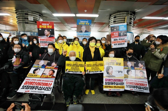 장애인 이동권 지하철 시위 현장 방문한 심상정 후보