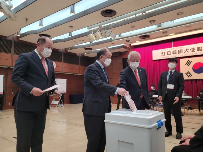 20대 대선 재외국민 투표하는 강창일 주일 한국대사