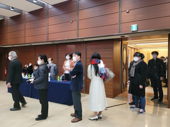 20대 대선 재외국민 투표를 위해 줄 서 있는 한국인들