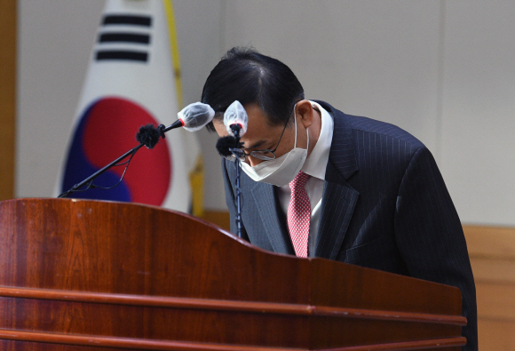 조재연 대법관이 23일 서울 서초구 대법원 4층에서 기자회견을 마치고 인사하고 있다.2022. 2. 23 안주영 전문기자