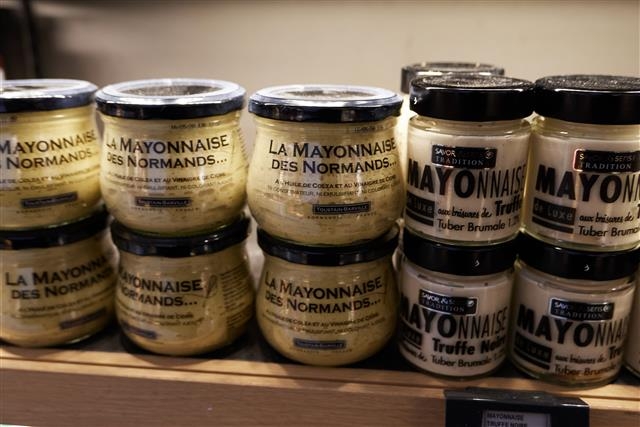 프랑스 파리의 한 백화점 매대에 놓인 마요네즈병. 마요네즈라는 명칭에는 다양한 추측이 있다.