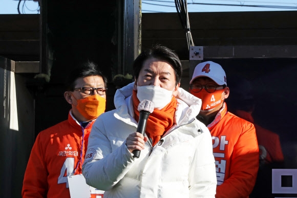 안철수(가운데) 국민의당 대선후보가 23일 경북 포항 남구 구룡포시장을 찾아 지지를 호소하는 연설을 하고 있다.  포항 연합뉴스