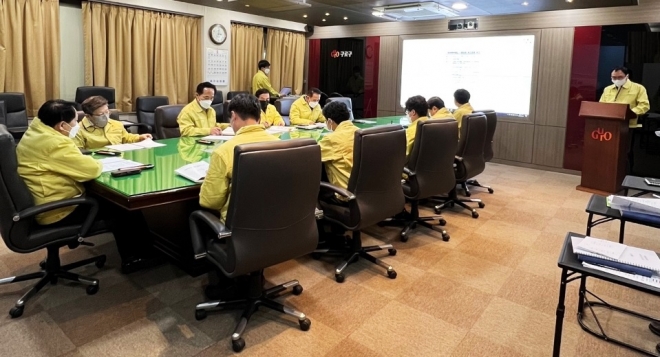 이성(왼쪽) 서울 구로구청장을 비롯한 관련 부서 간부들이 중대재해 관련 업무 진행 사항에 대해 논의하고 있다. 구로구 제공 