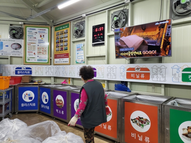 제주시 도두일동 재활용도움센터 도우미가 생활폐기물을 분리 수거하는데 도움을 주고 있다.