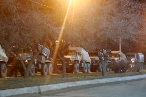 ‘친러 반군 통제’ 우크라 도네츠크서 이동하는 군용 차량