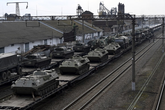 열차에 실려 우크라 국경 인근 역에 도착한 러시아군 장갑차