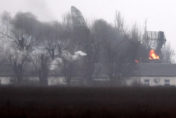 블라디미르 푸틴 러시아 대통령이 24일(현지시간) 우크라이나 동부 마리우폴에서 군사작전을 승인한 후 공항 인근 군사시설에서 불이 나는 것이 목격되고 있다. 로이터 연합뉴스