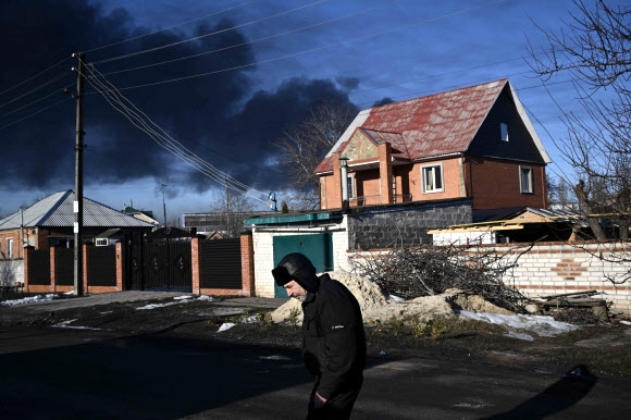 24일(현지시간) 우크라이나 추구예프 공군기지가 공격을 받아 검은 연기가 피어오르고 있다. AFP 연합뉴스