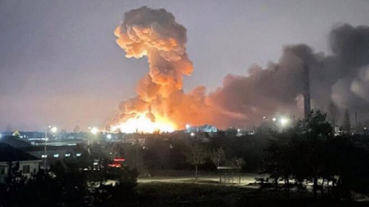 불기둥 치솟은 우크라 수도  키이우 24일(현지시간) 이른 새벽 우크라이나 수도 키이우(키예프) 인근에서 자욱한 연기와 함께 불기둥이 치솟는 모습이 우크라이나 대통령실이 CNN에 제공한 사진에 포착됐다. 블라디미르 푸틴 러시아 대통령은 이날 “우크라이나에 대한 특별 군사작전을 개시한다”고 선포했다. 푸틴 대통령은 자국 영토라 주장하는 동부 돈바스 지역의 주민들을 보호하기 위한 조치이며 “우크라이나를 점령할 계획은 없다”고 강조했다. 그러나 우크라이나 현지 매체들은 키이우와 제2도시 하르키우(하리코프) 등 우크라이나 전역에서 폭발음이 들리고 주요 기반시설이 피격당했다고 전했다. 트위터 캡처