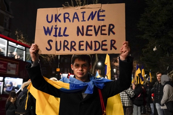 ‘우크라는 굴복 안 해’…주영 러시아 대사관 앞에서 시위하는 남성