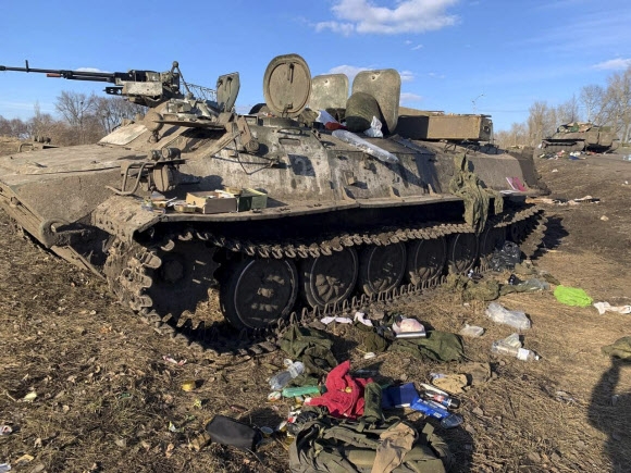 24일(현지시간) 우크라이나 북동부 하르키우 인근에서 러시아군의 병력수송장갑차(APC)가 불에 타 있는 사진을 우크라이나 국방부가 공개했다. 우크라이나 국방부 제공 EPA 연합뉴스