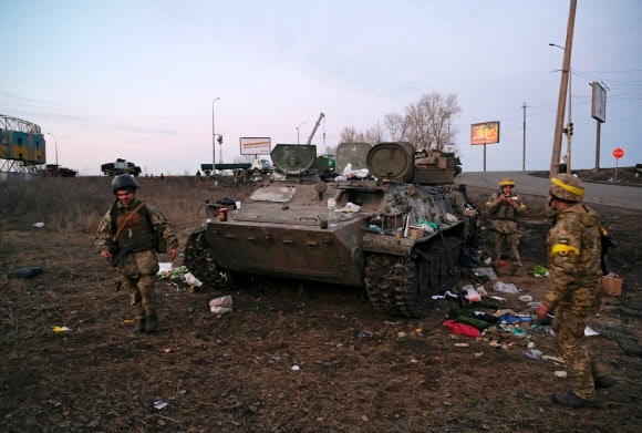 러시아 침공 속 부서진 장갑차 살펴보는 우크라이나군