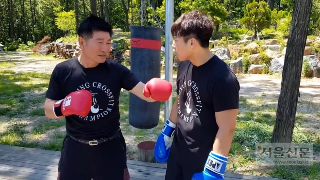 유튜브 채널 ‘이규원관장의 감성복싱’에 출연한 박종팔씨가 젊은 권투선수들을 위해 자신의 권투기술을 가르치고 있는 모습(사진=이규원관장의 감성복싱 영상 캡처)