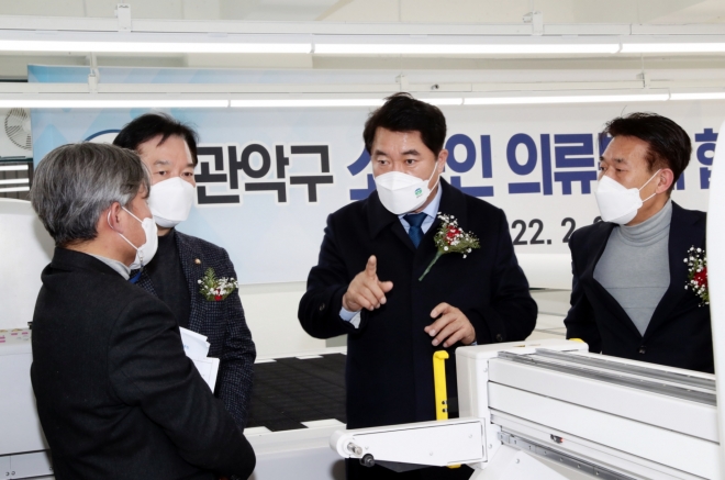 박준희(왼쪽 세번째) 관악구청장이 지난 24일 관악구 소공인 의류봉제 협업센터 개관식에 참석해 현장을 확인하고 있다. 관악구청 제공