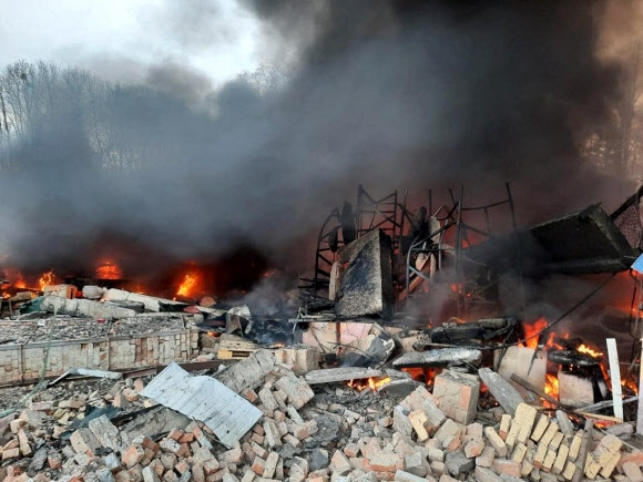 러시아가 우크라이나 침공을 개시한 24일(현지시간) 포격으로 파괴된 우크라이나 수도 키예프 지역의 국경수비대 근무시설에서 화염과 연기가 치솟고 있다. 2022.02.24 키예프 로이터 연합뉴스