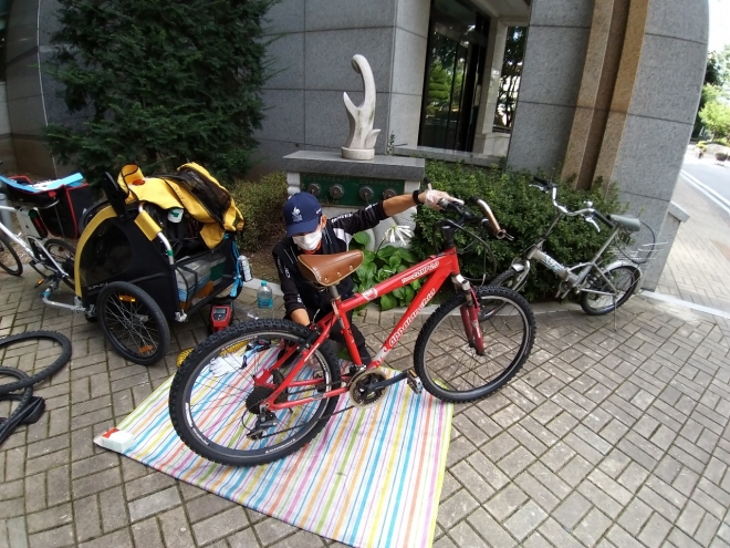 송파구 ‘자전거 출장수리 서비스’ 관계자가 출장수리 신청 주민 집 앞에서 자전거를 수리하고 있다. 송파구 제공