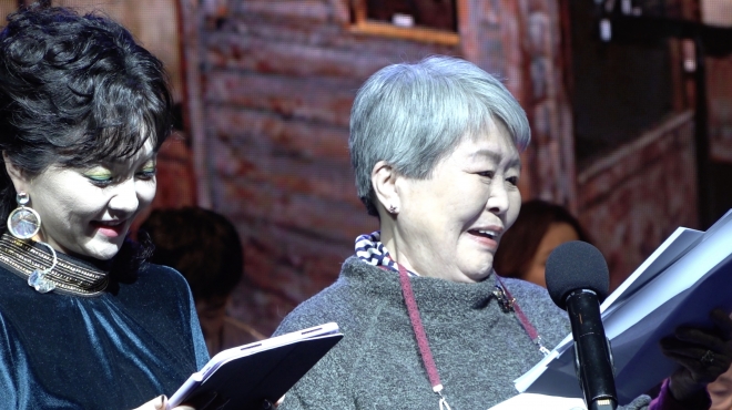 (사진설명) 극중 탤런트 최불암씨의 어머니역의 고은정(오른쪽) 성우와 나애심역의 이용신(왼쪽) 성우가 열연을 펼치고 있다.