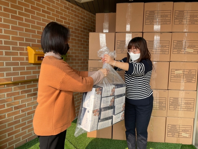 광주시가 코로나19 감염 취약계층의 키트 구매 부담을 완화하고 자율적인 선제 검사를 지원하기 위해 자가 진단키트를 나눠주고 있다. 광주시 제공 