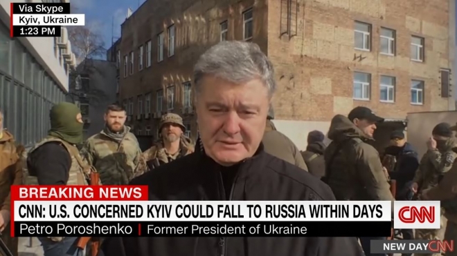 포로셴코 전 대통령은 24일(현지시간) 우크라이나 수도 키예프의 한 거리에서 미 CNN방송과 현장 연결 인터뷰를 가졌다. 방송화면 캡처