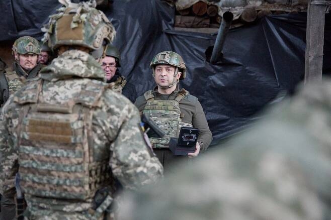 도네츠크 최전선의 전초를 찾아 군 장병을 격려하고 있는 볼로디미르 젤렌스키 우크라이나 대통령. 우크라니아 대통령실