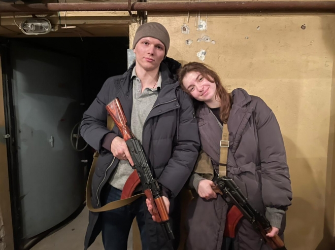 야리나 아리에바(21)와 그녀의 연인 스비아토슬라프 푸르신(24)은 지난 24일 결혼식을 올린 뒤 곧바로 조국인 우크라이나를 지키기 위해 소총을 집어들었다.CNN 홈페이지