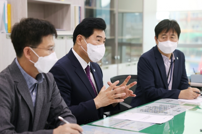 GTX-C는 양주시 덕정역에서 수원역까지 74.8km를 연결하는 급행철도로 약 4조3857억원의 사업비가 투입된다. 사진은 김상돈 시장이 건교부 담당자와 지난해 의왕시 GTX-C노선 의왕역 정차를 위한 업무협의 모습. 의왕시 제공