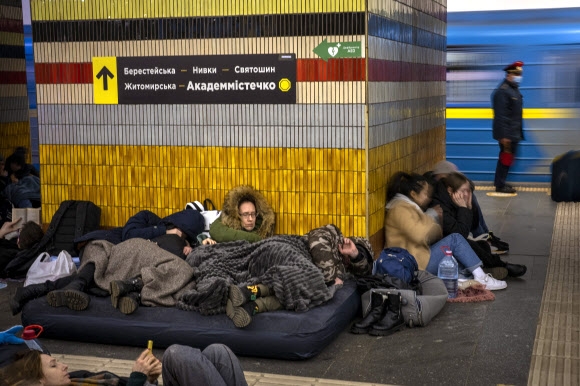 지하철역으로 대피한 우크라이나 시민들