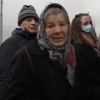 “제발 태워주세요”…키예프 떠나는 버스 붙잡고 애원한 우크라이나 할머니
