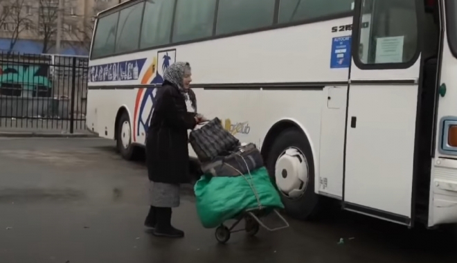 우크라이나의 한 노부인이 수도 키예프를 떠나려는 버스를 붙잡고 “태워달라” 애원하고 있다. 2022.02.26 FNTV 유튜브 캡처