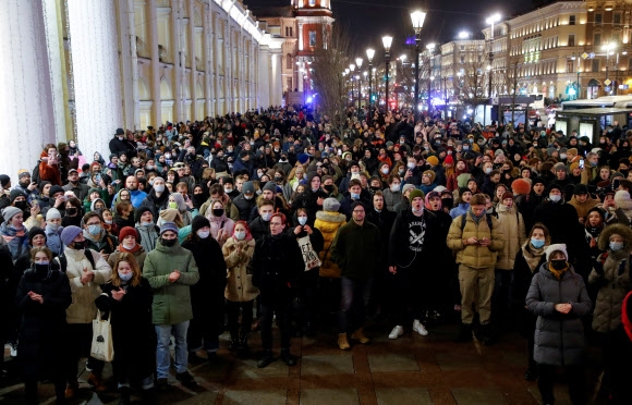 블라디미르 푸틴 러시아 대통령이 우크라이나에 대한 러시아군의 군사 작전 개시를 명령한 24일(현지시간) 러시아 상트페테르부르크 중심가에 전쟁에 반대하는 시민들이 모여 시위하고 있다. 상트페테르부르크 로이터 연합뉴스