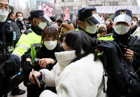 26일 오후 서울 양천구 목동현대백화점 앞에서 열린 국민의힘 윤석열 대선 후보의 유세에서 대학생 대선실천단 한 학생이 경찰에 끌려 나가고 있다.<br>국민의힘 지지자들의 여학생 폭행 사건을 규탄하기 위해 유세장을 찾은 학생들은 경찰이 연행하듯이 끌고 가 유세가 끝날 때까지 자신들을 부당하게 막아섰다고 밝혔다. 2022.2.26 <br>연합뉴스