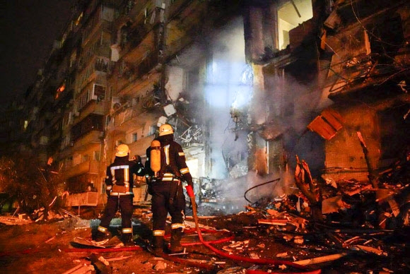 로켓 공격받은 우크라이나 수도 키예프의 한 건물에 출동한 소방대. 2022.02.26 AP 연합뉴스