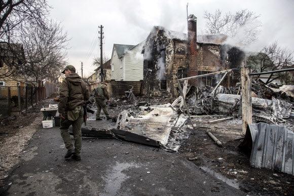우크라이나 군인들이 25일 키예프에 추락한 항공기를 살펴보고 있다. 2022.02.26 AP 연합뉴스