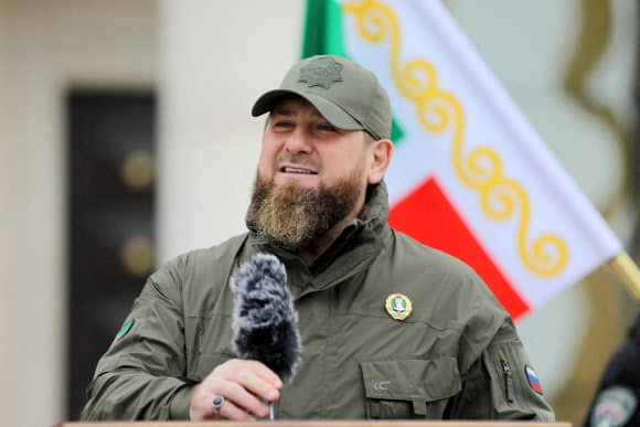 람잔 카디로프 체첸공화국 수반이 25일(현지시간) 체첸 수도 그로즈니에서 우크라이나를 침공한 러시아에 헌신하는 성명을 발표하면서 민병대원들에게 연설하고 있다. 그로즈니 로이터 연합뉴스
