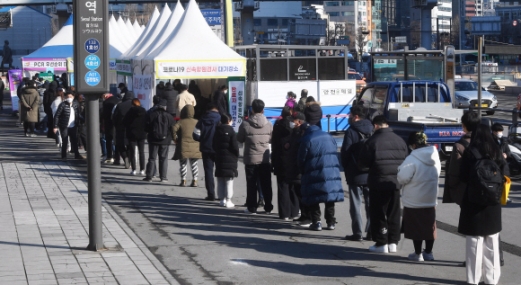 [서울포토]휴일에도 북적이는 선별진료소