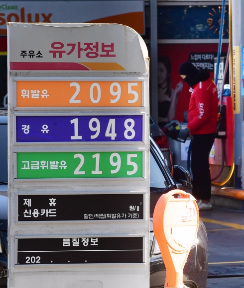 한국석유공사 유가정보사이트 오피넷에 따르면 지난 26일 서울 휘발유 평균 판매가격이 1815.12원, 경유 평균 판매가격은 1650.47원을 기록했다. 우크라이나 사태의 여파로 국내 기름값이 오름세를 보이며 2월 넷째 주 전국 주유소 휘발유 평균 판매가격은 1739.79원, 경유 평균 판매가격은 1564.49원을 기록해 6주 연속 상승세를 이어갔다. 사진은 27일 오전 서울 시내 주유소 유가정보. 2022. 2. 27 정연호 기자