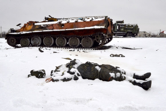 우크라 동북부 도로변에 방치된 러시아군 병사의 시신