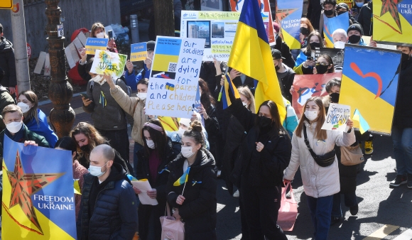 27일 재한 우크라인들이  러시아 침공 규탄 집회를 정동 러시아 대사관 인근에서 하고 있다. 2022.2.27 안주영 전문기자