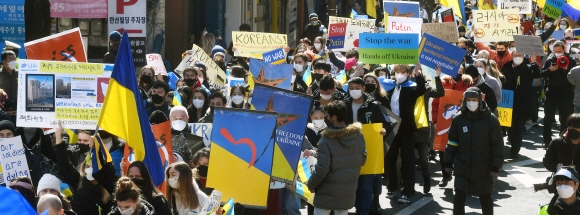 우크라 평화 기원… 200여명 행진