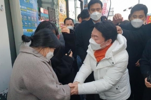 광주 간 안철수 “국민의당·바른정당 합당 사죄…제 생각 짧아”